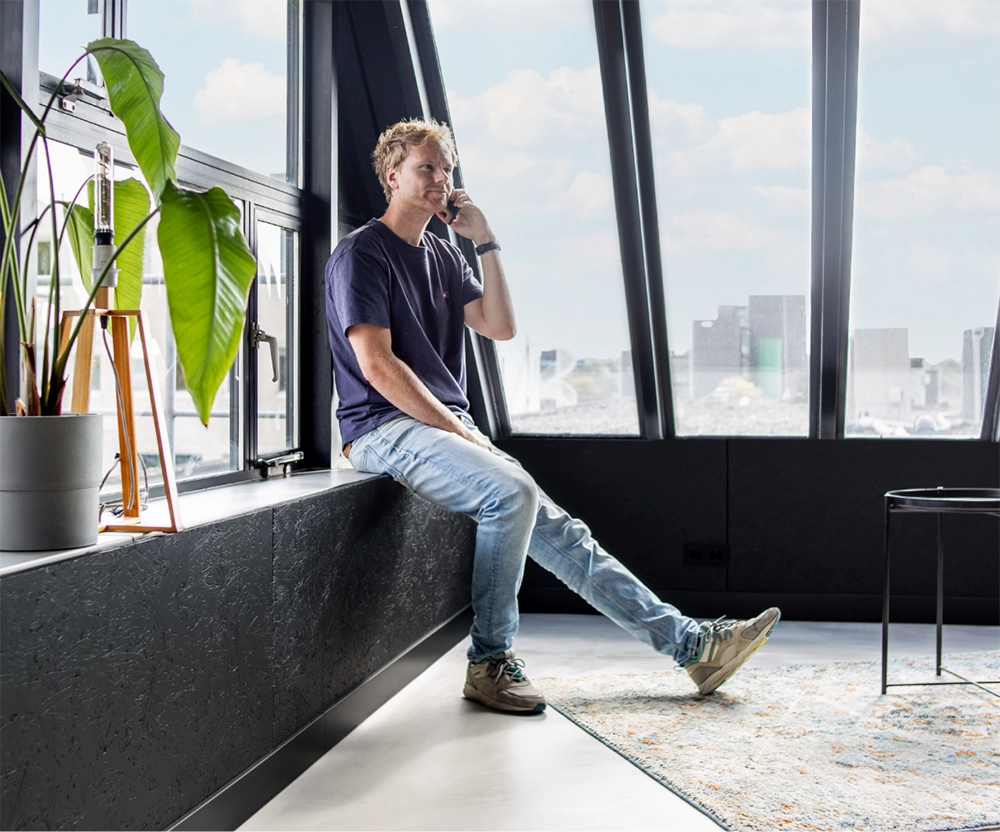 Projectmanager Lennart bellend in kantoor