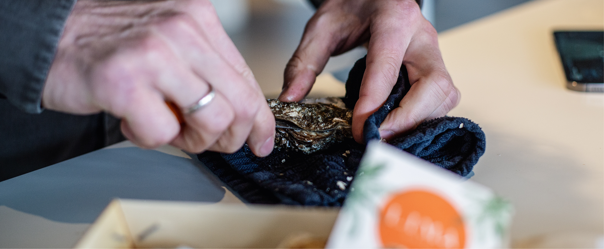 Lima oester wordt opengemaakt - case lima oyster