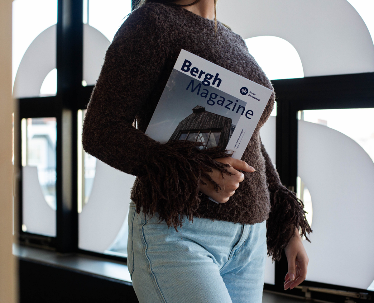 Bergh Bouw Magazine Case in hand